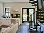 Spacious and bright carriage house welcomes guests 